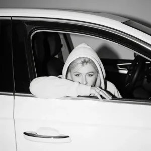 Мама в Farrari